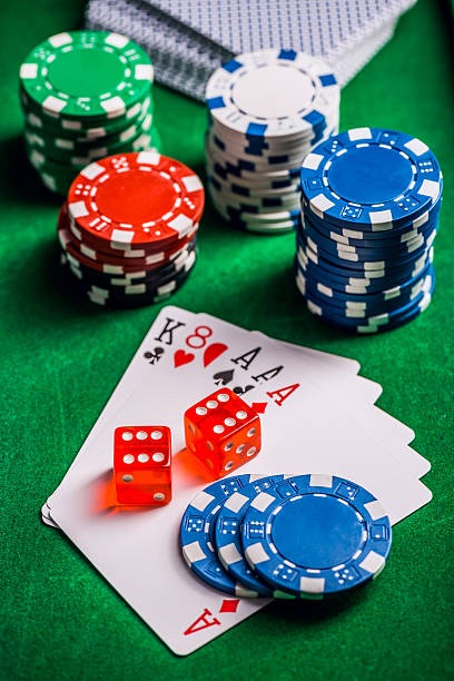 Pemain di perangkat mobile memainkan Big Bass Bonanza dengan dompet digital DANA terbuka di layar latar belakang
